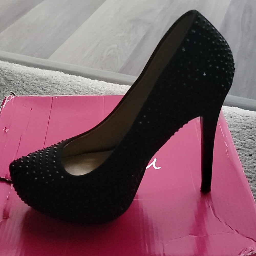 Shoes - Picture 4 of 4